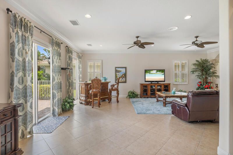 合同活跃: $699,000 (4 贝兹, 3 浴室, 3301 平方英尺)