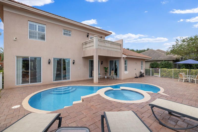 合同活跃: $699,000 (4 贝兹, 3 浴室, 3301 平方英尺)