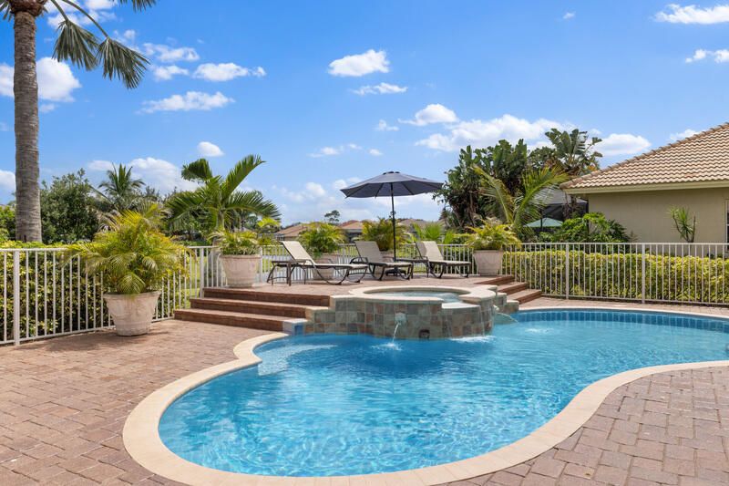 合同活跃: $699,000 (4 贝兹, 3 浴室, 3301 平方英尺)