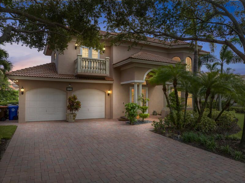 合同活跃: $699,000 (4 贝兹, 3 浴室, 3301 平方英尺)