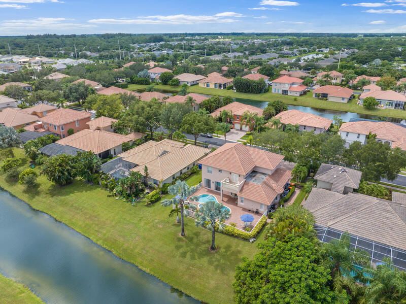 合同活跃: $699,000 (4 贝兹, 3 浴室, 3301 平方英尺)