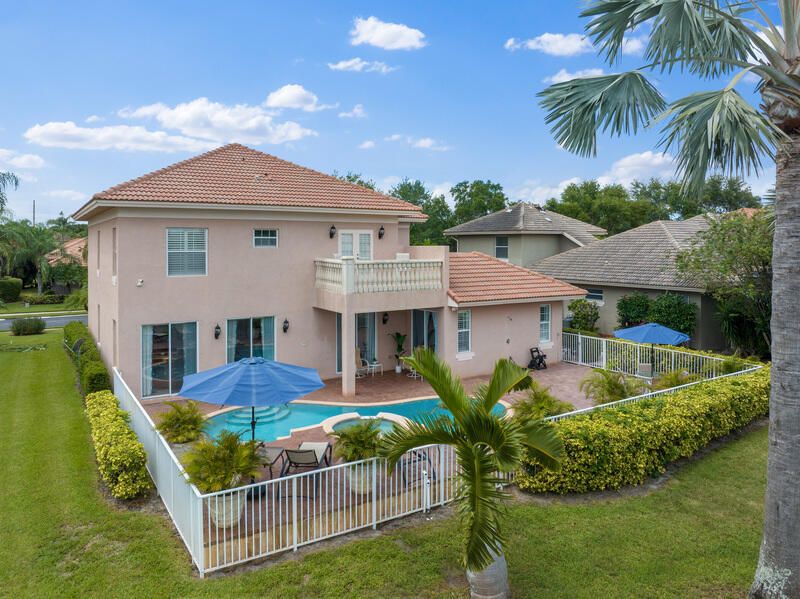 合同活跃: $699,000 (4 贝兹, 3 浴室, 3301 平方英尺)