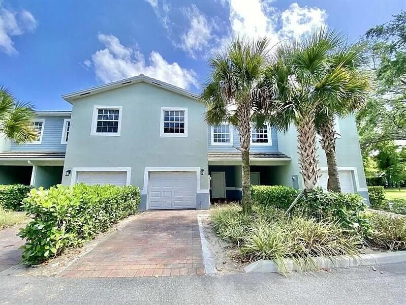 Recently Rented: $3,200 (3 beds, 2 baths, 1391 Square Feet)