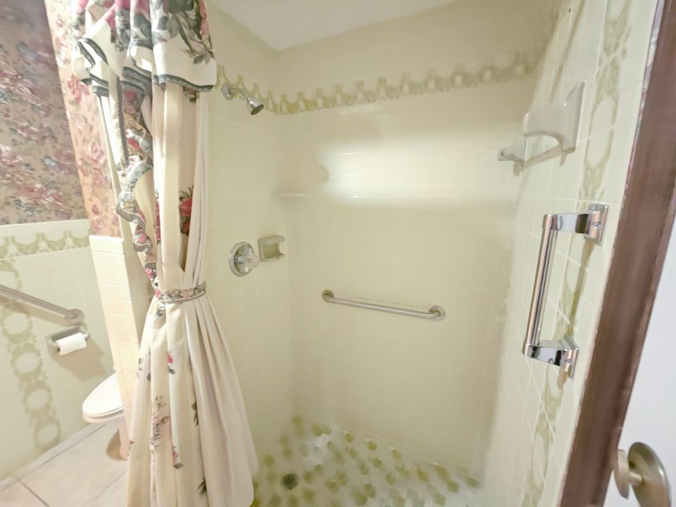 Active With Contract: $600,000 (4 beds, 3 baths, 3143 Square Feet)