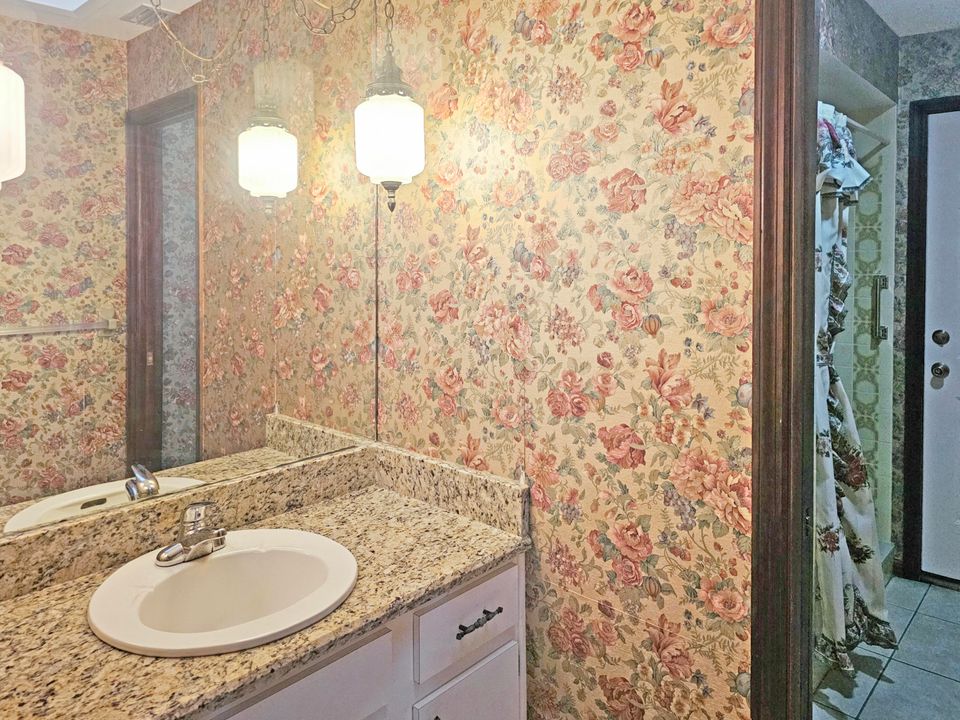 Active With Contract: $600,000 (4 beds, 3 baths, 3143 Square Feet)