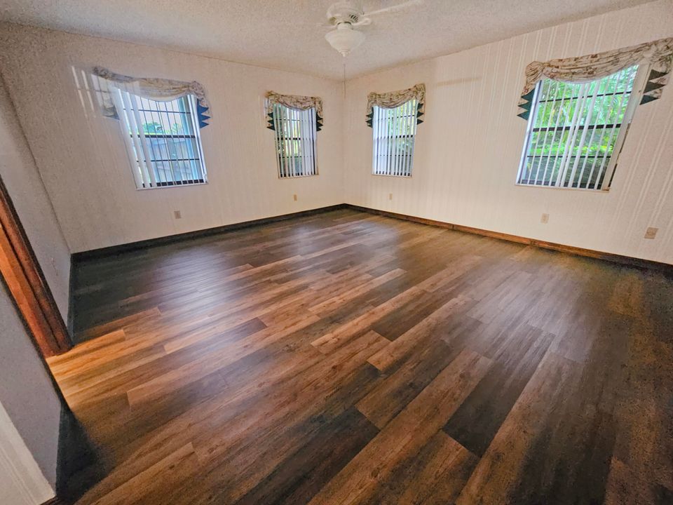 Active With Contract: $600,000 (4 beds, 3 baths, 3143 Square Feet)