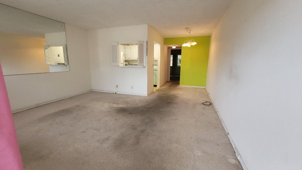 Под контрактом: $59,900 (1 спален, 1 ванн, 570 Квадратных фут)