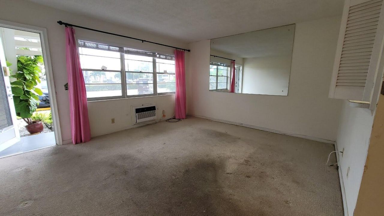 Под контрактом: $59,900 (1 спален, 1 ванн, 570 Квадратных фут)