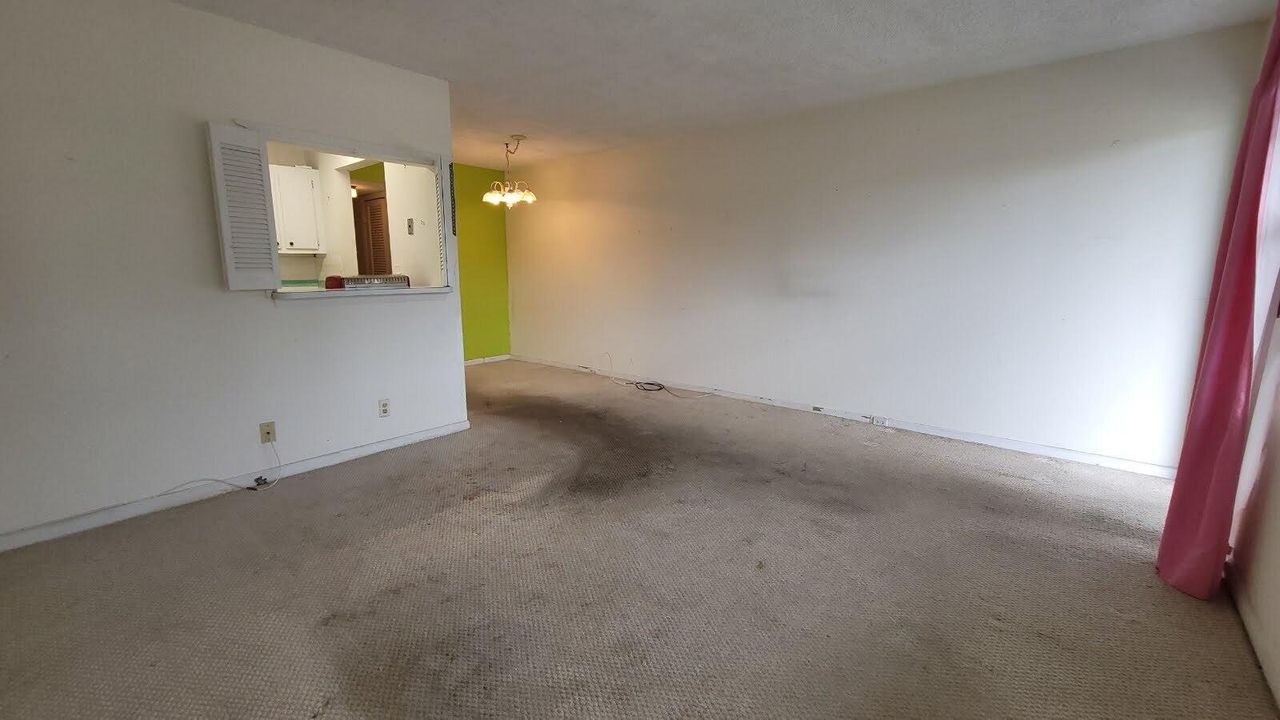 Под контрактом: $59,900 (1 спален, 1 ванн, 570 Квадратных фут)