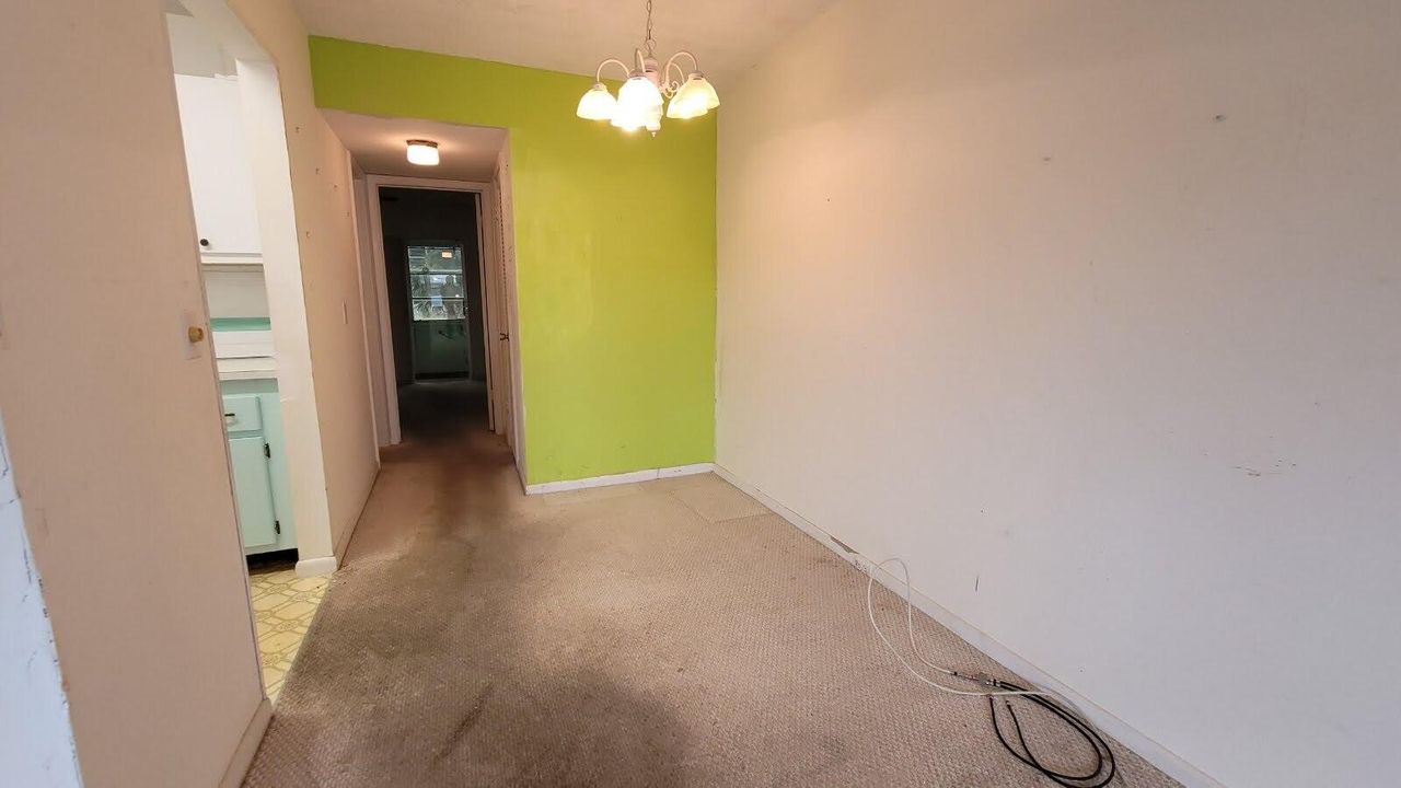 Под контрактом: $59,900 (1 спален, 1 ванн, 570 Квадратных фут)