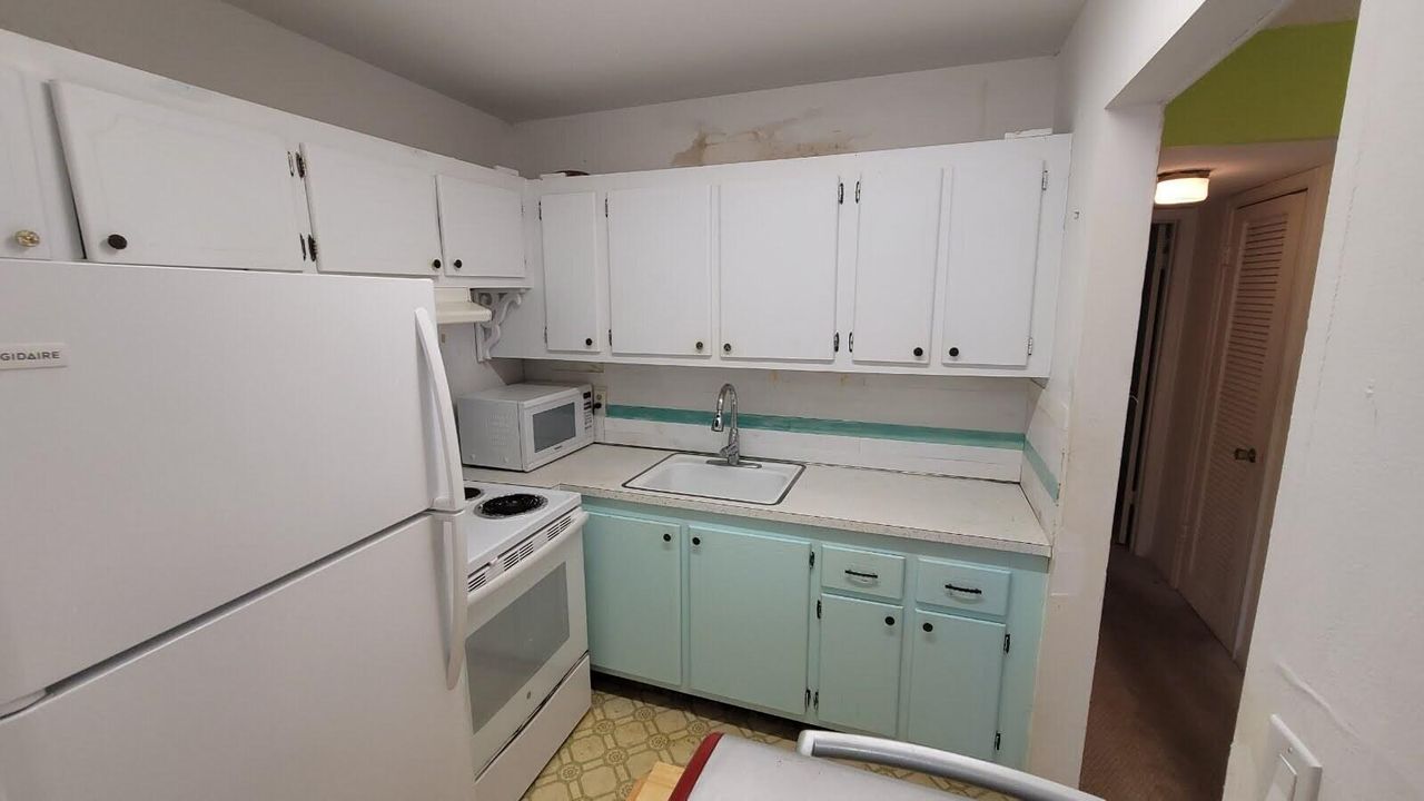 Под контрактом: $59,900 (1 спален, 1 ванн, 570 Квадратных фут)