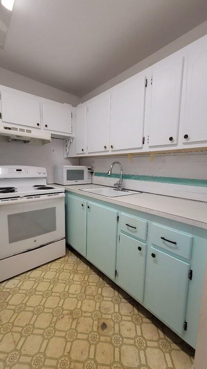 Под контрактом: $59,900 (1 спален, 1 ванн, 570 Квадратных фут)