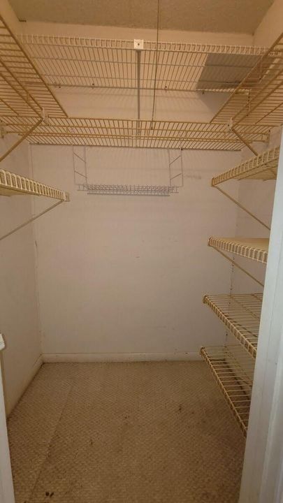 Под контрактом: $59,900 (1 спален, 1 ванн, 570 Квадратных фут)