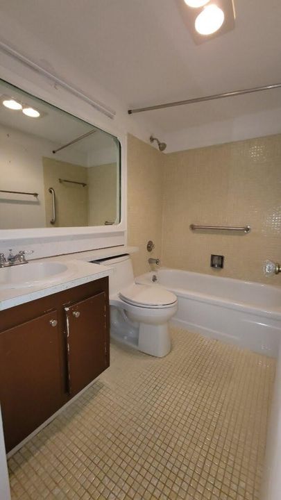 Под контрактом: $59,900 (1 спален, 1 ванн, 570 Квадратных фут)