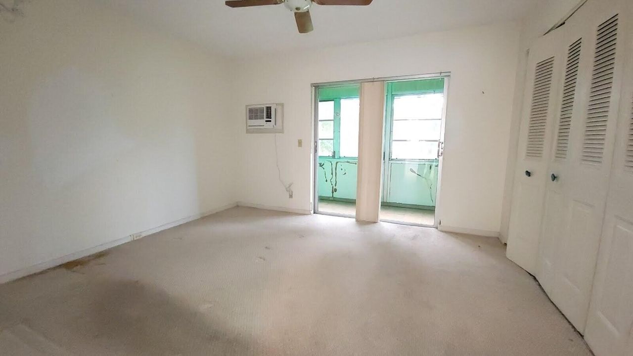 Под контрактом: $59,900 (1 спален, 1 ванн, 570 Квадратных фут)