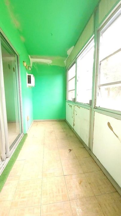 Под контрактом: $59,900 (1 спален, 1 ванн, 570 Квадратных фут)