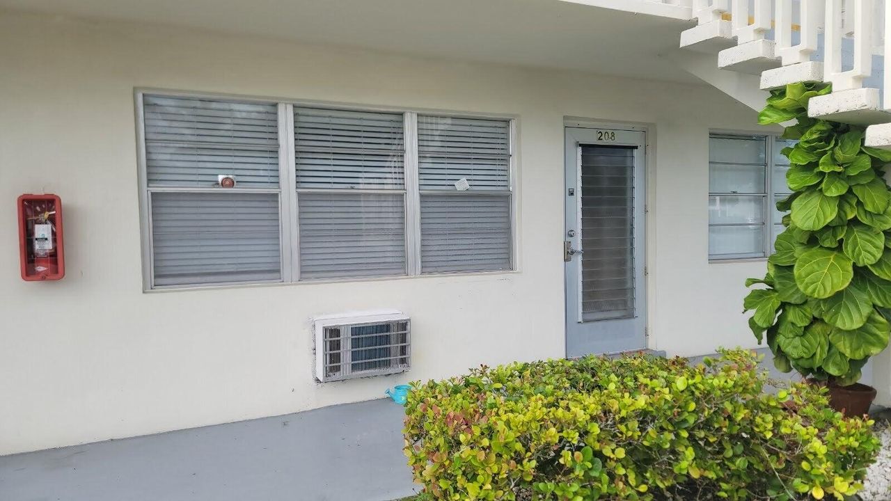 Под контрактом: $59,900 (1 спален, 1 ванн, 570 Квадратных фут)