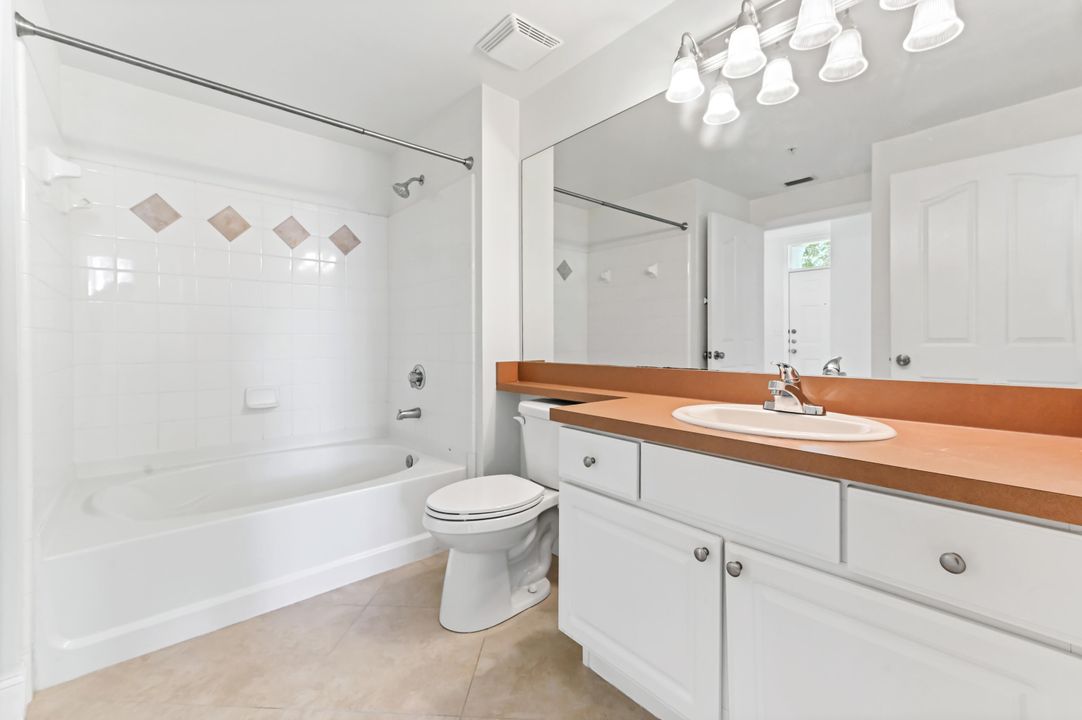 合同活跃: $365,000 (2 贝兹, 2 浴室, 1058 平方英尺)