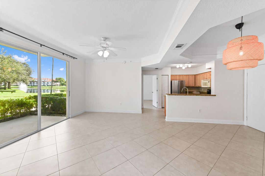 合同活跃: $365,000 (2 贝兹, 2 浴室, 1058 平方英尺)