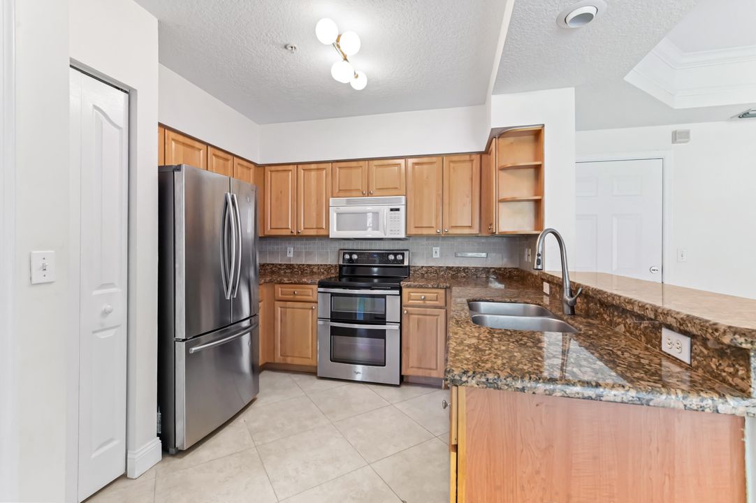 合同活跃: $365,000 (2 贝兹, 2 浴室, 1058 平方英尺)