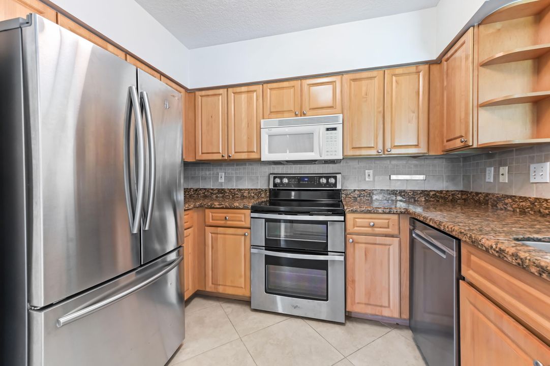 合同活跃: $365,000 (2 贝兹, 2 浴室, 1058 平方英尺)