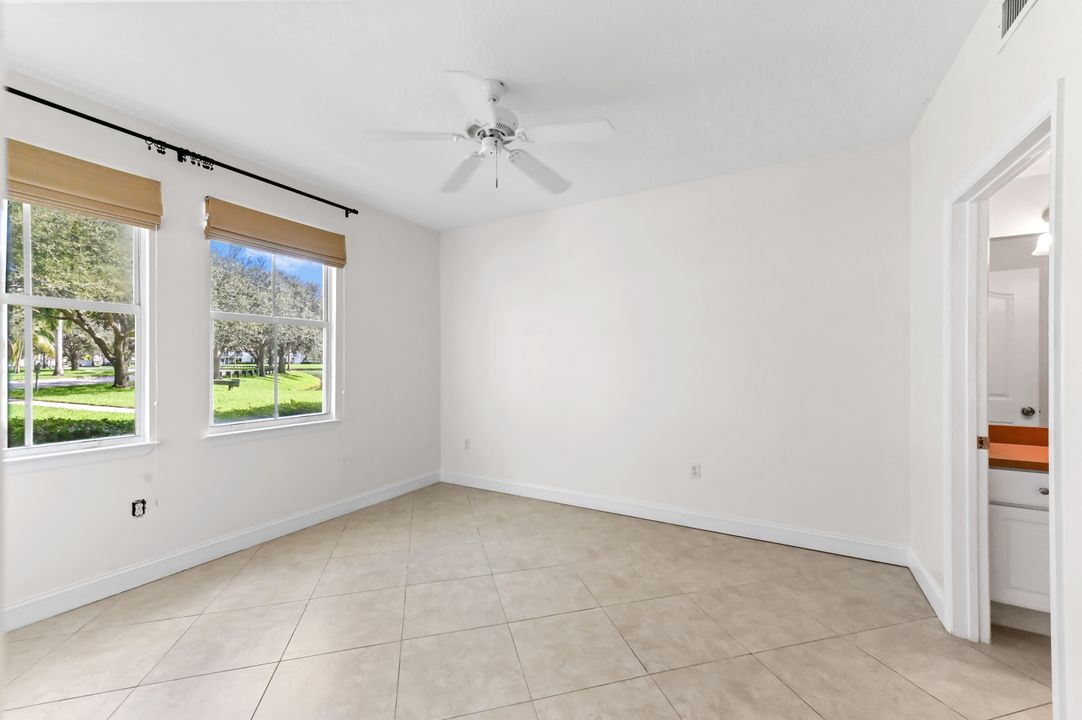 合同活跃: $365,000 (2 贝兹, 2 浴室, 1058 平方英尺)