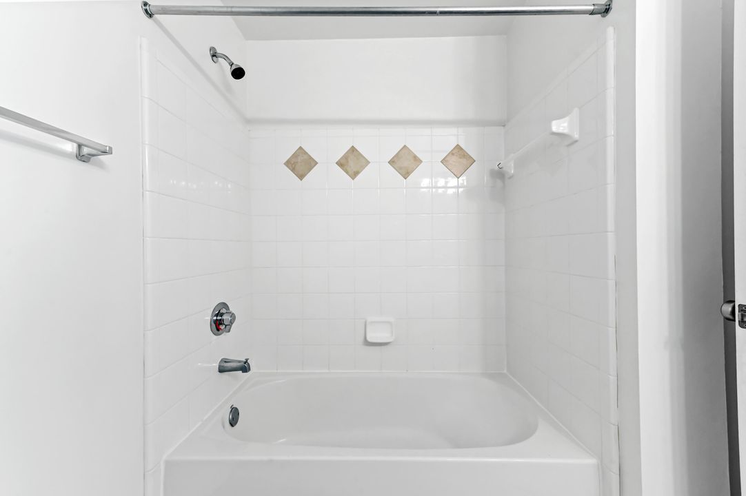 合同活跃: $365,000 (2 贝兹, 2 浴室, 1058 平方英尺)