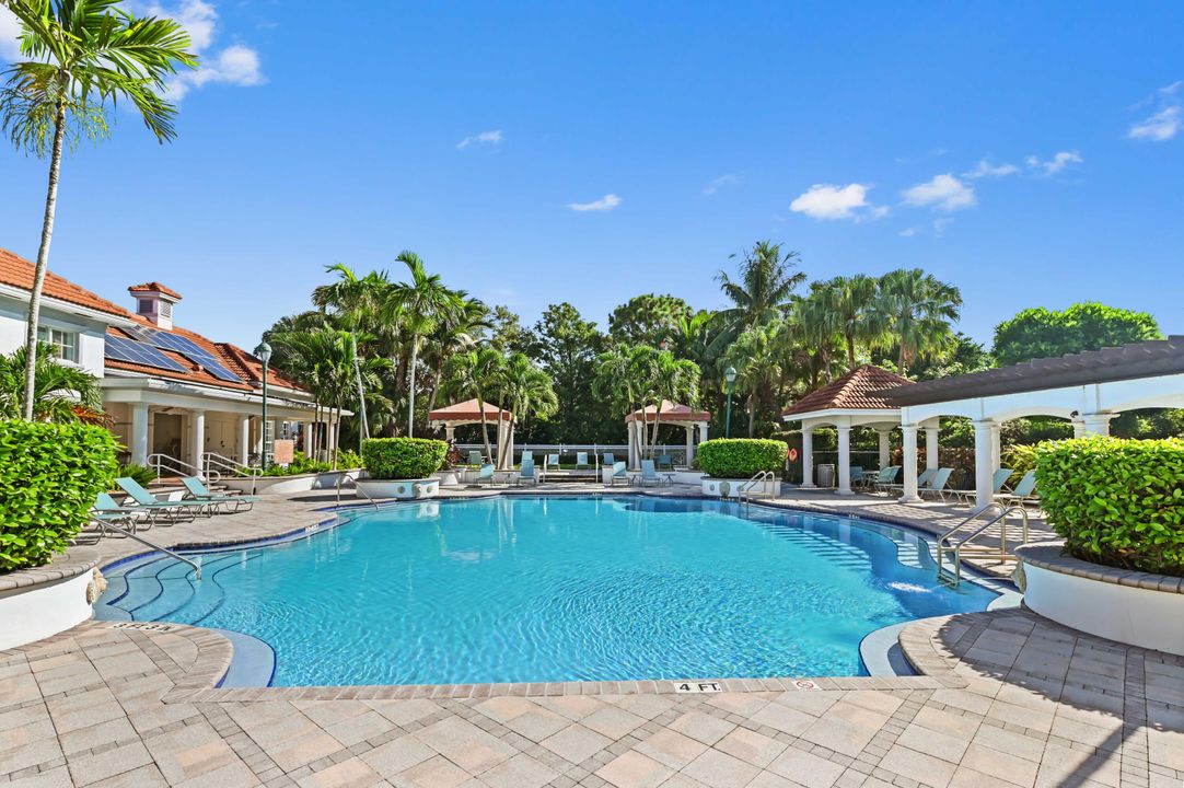 合同活跃: $365,000 (2 贝兹, 2 浴室, 1058 平方英尺)