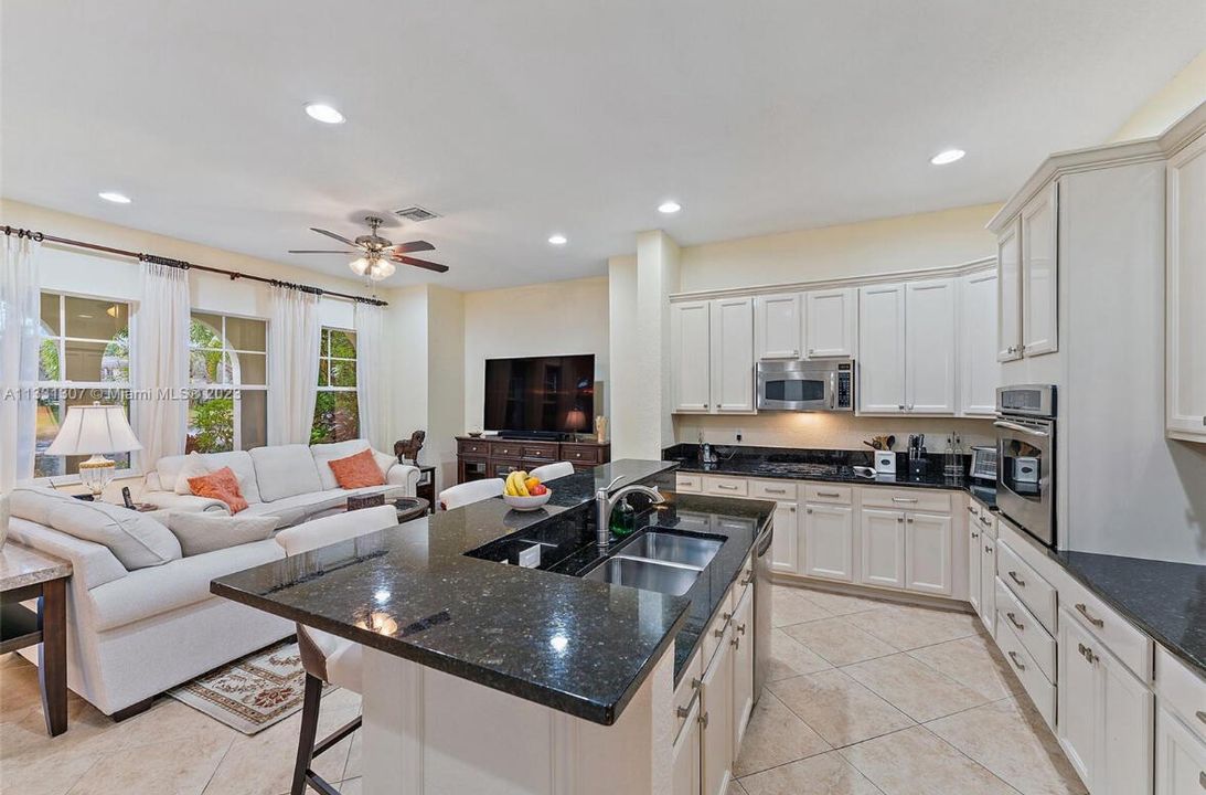 En Renta: $12,200 (3 camas, 2 baños, 2468 Pies cuadrados)