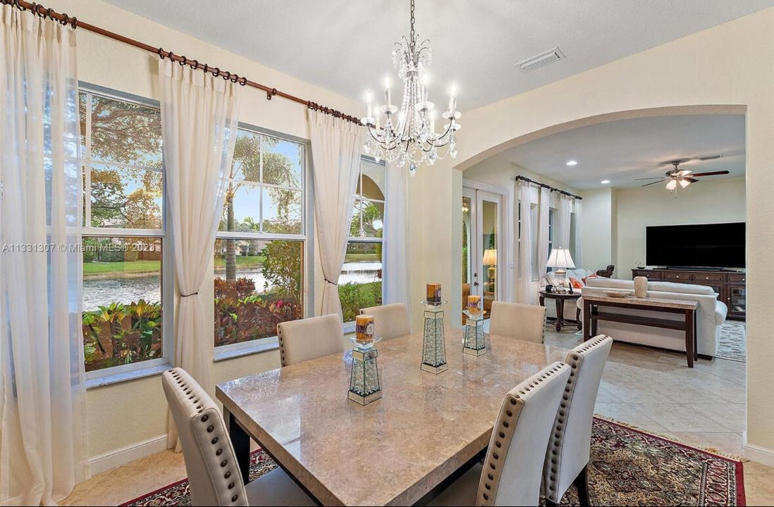 En Renta: $12,200 (3 camas, 2 baños, 2468 Pies cuadrados)