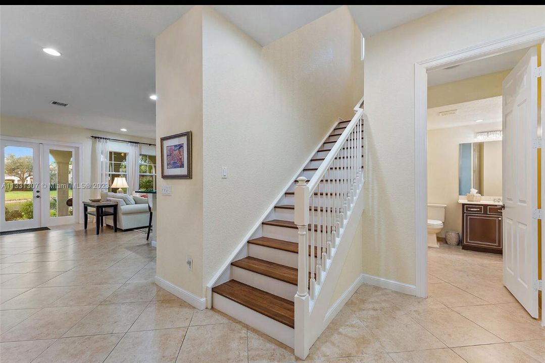 En Renta: $12,200 (3 camas, 2 baños, 2468 Pies cuadrados)