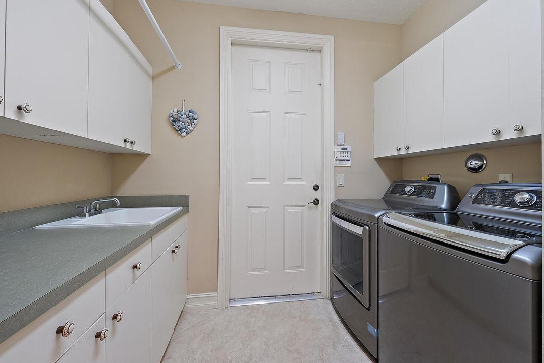 В аренду: $10,750 (2 спален, 2 ванн, 2327 Квадратных фут)