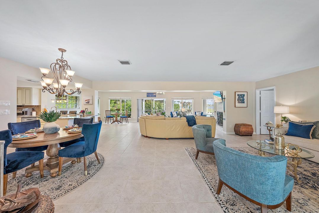 合同活跃: $1,899,000 (3 贝兹, 3 浴室, 2247 平方英尺)