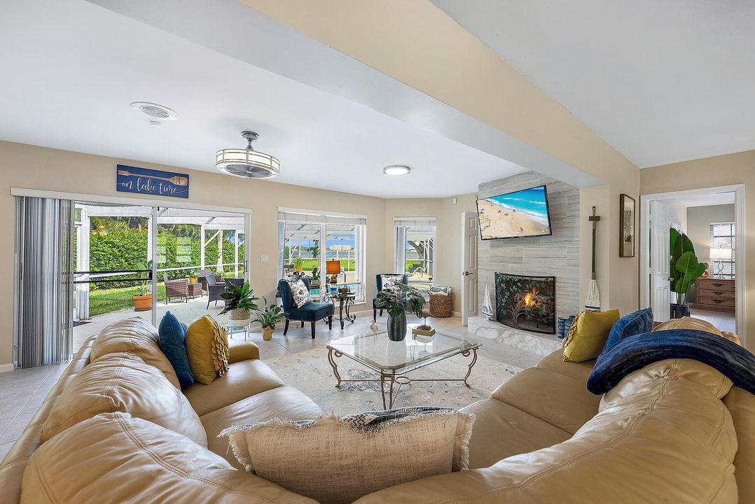 合同活跃: $1,899,000 (3 贝兹, 3 浴室, 2247 平方英尺)