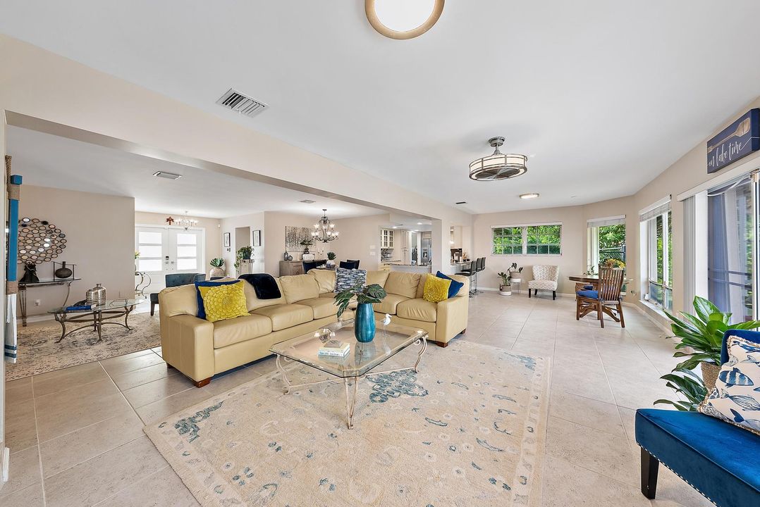 合同活跃: $1,899,000 (3 贝兹, 3 浴室, 2247 平方英尺)