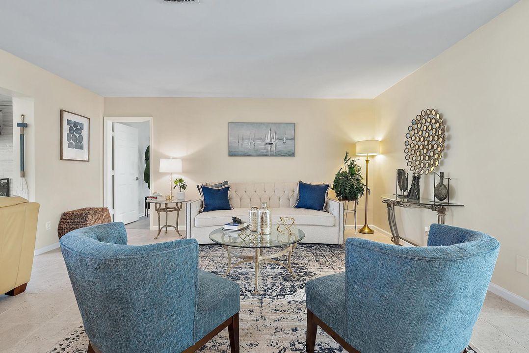 合同活跃: $1,899,000 (3 贝兹, 3 浴室, 2247 平方英尺)