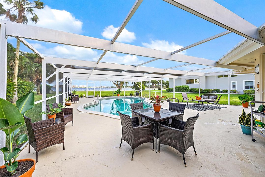 合同活跃: $1,899,000 (3 贝兹, 3 浴室, 2247 平方英尺)