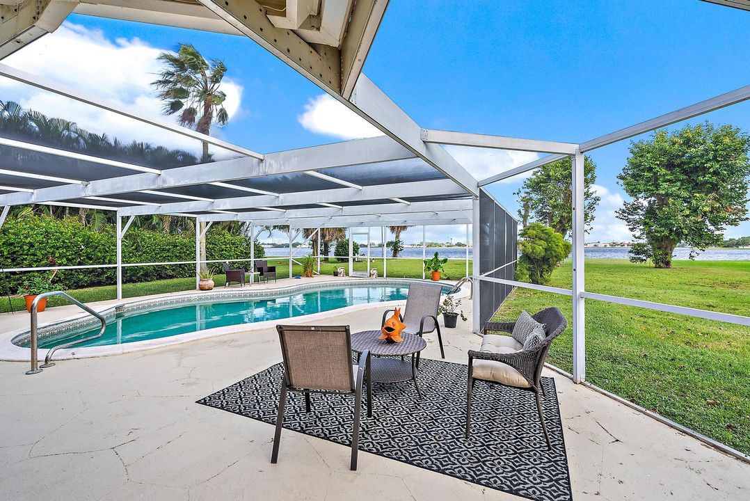 合同活跃: $1,899,000 (3 贝兹, 3 浴室, 2247 平方英尺)