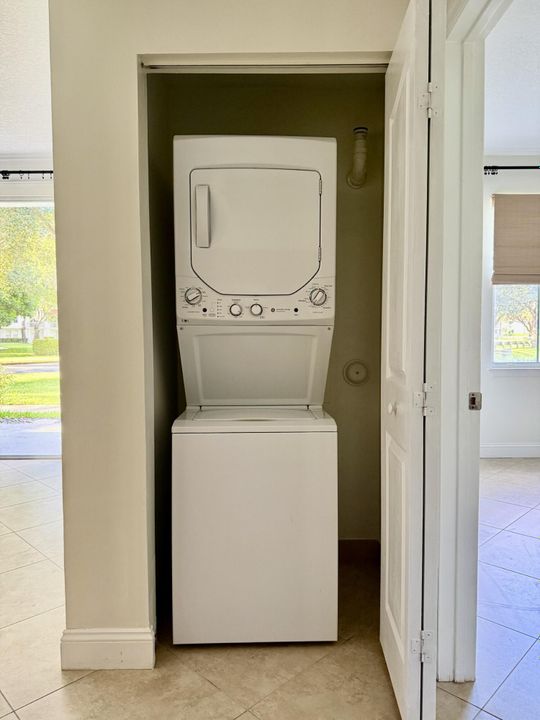 合同活跃: $365,000 (2 贝兹, 2 浴室, 1058 平方英尺)