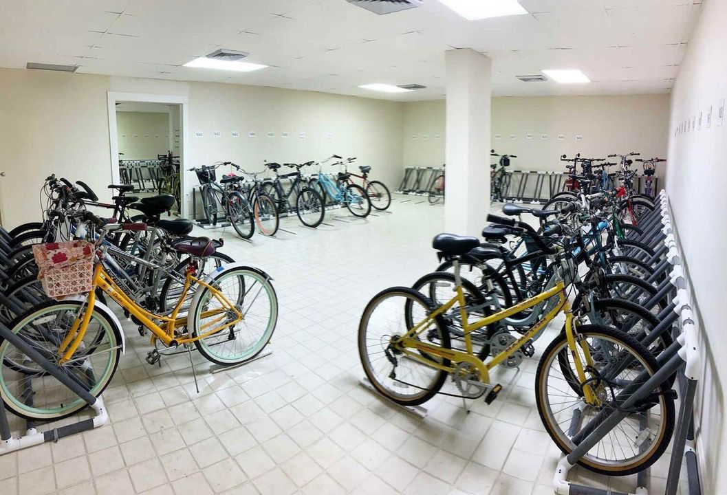 Под контрактом: $1,599,000 (3 спален, 2 ванн, 2323 Квадратных фут)