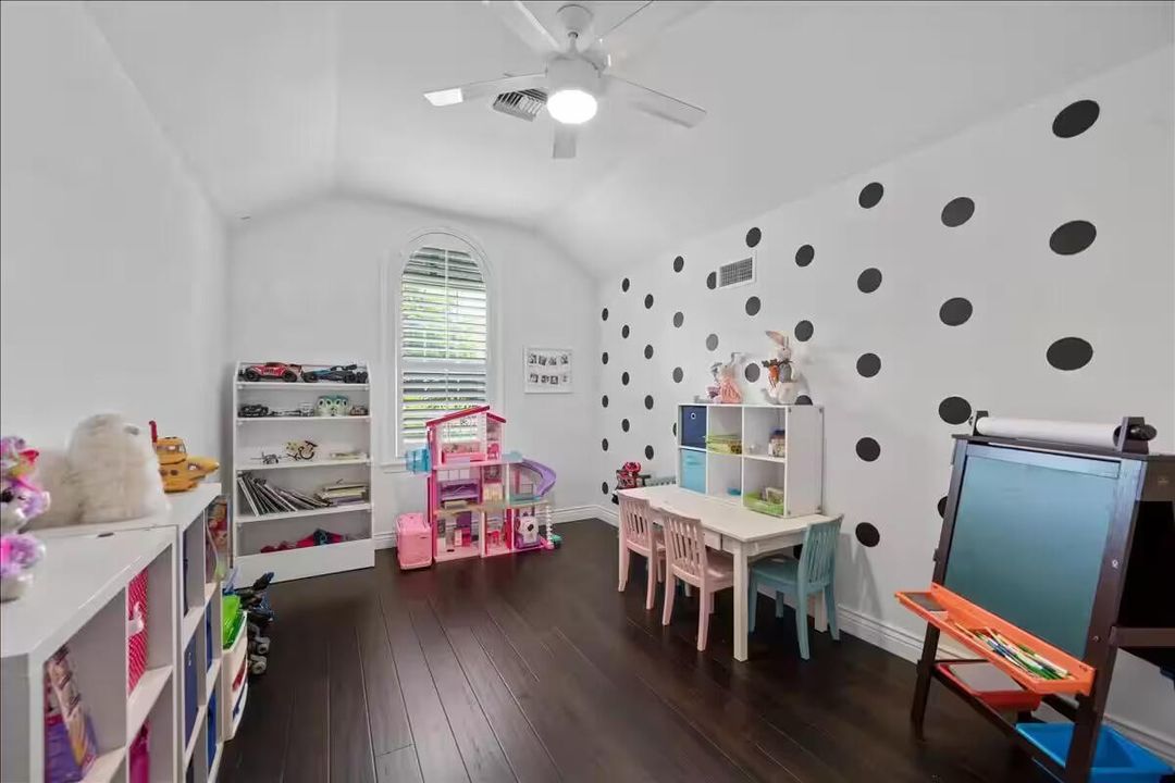 For Rent: $22,000 (5 beds, 3 baths, 4056 Square Feet)