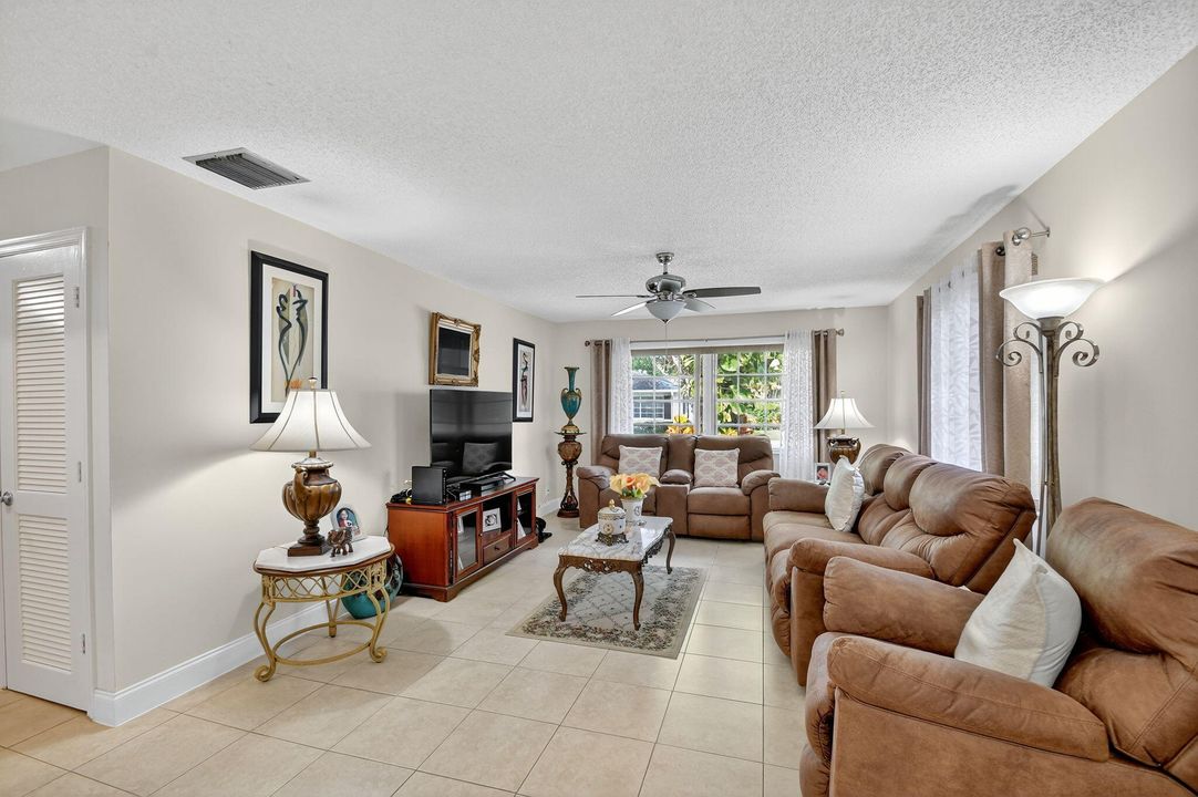 Active With Contract: $209,000 (2 beds, 2 baths, 1238 Square Feet)