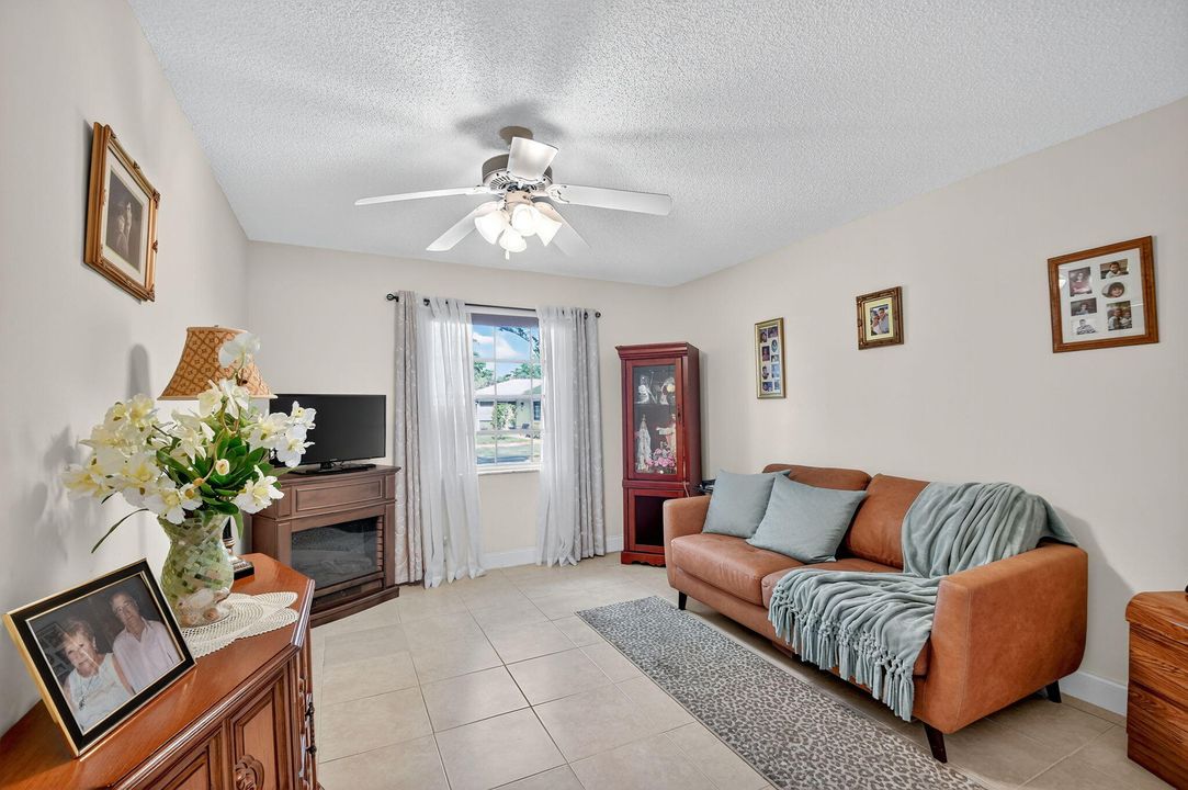 Active With Contract: $209,000 (2 beds, 2 baths, 1238 Square Feet)