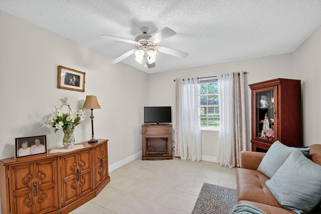 Active With Contract: $209,000 (2 beds, 2 baths, 1238 Square Feet)