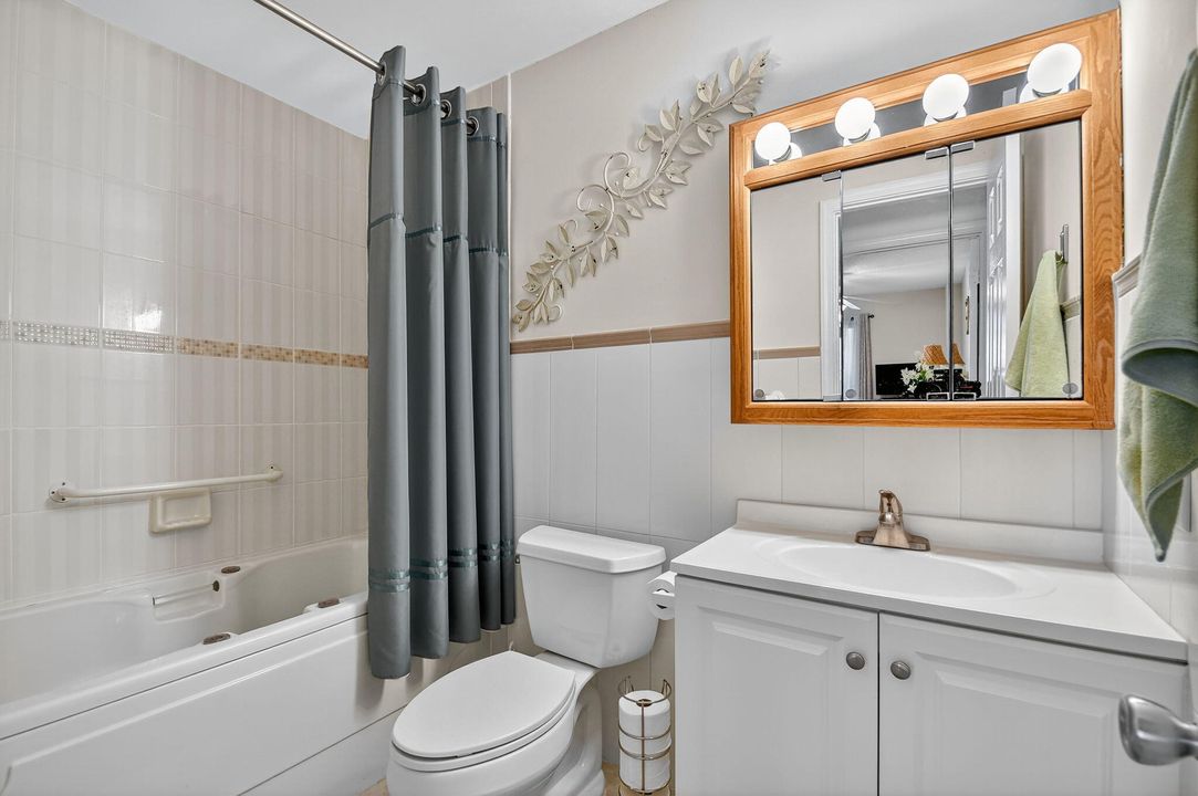 Active With Contract: $209,000 (2 beds, 2 baths, 1238 Square Feet)