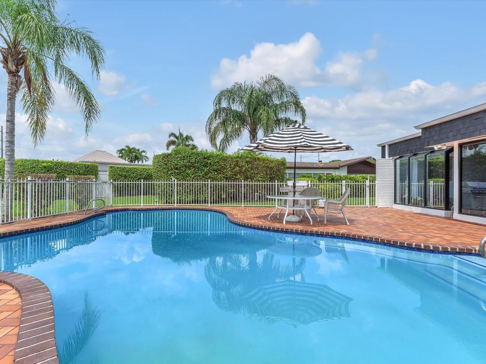 For Sale: $700,000 (3 beds, 2 baths, 3318 Square Feet)