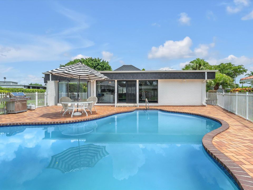 For Sale: $700,000 (3 beds, 2 baths, 3318 Square Feet)