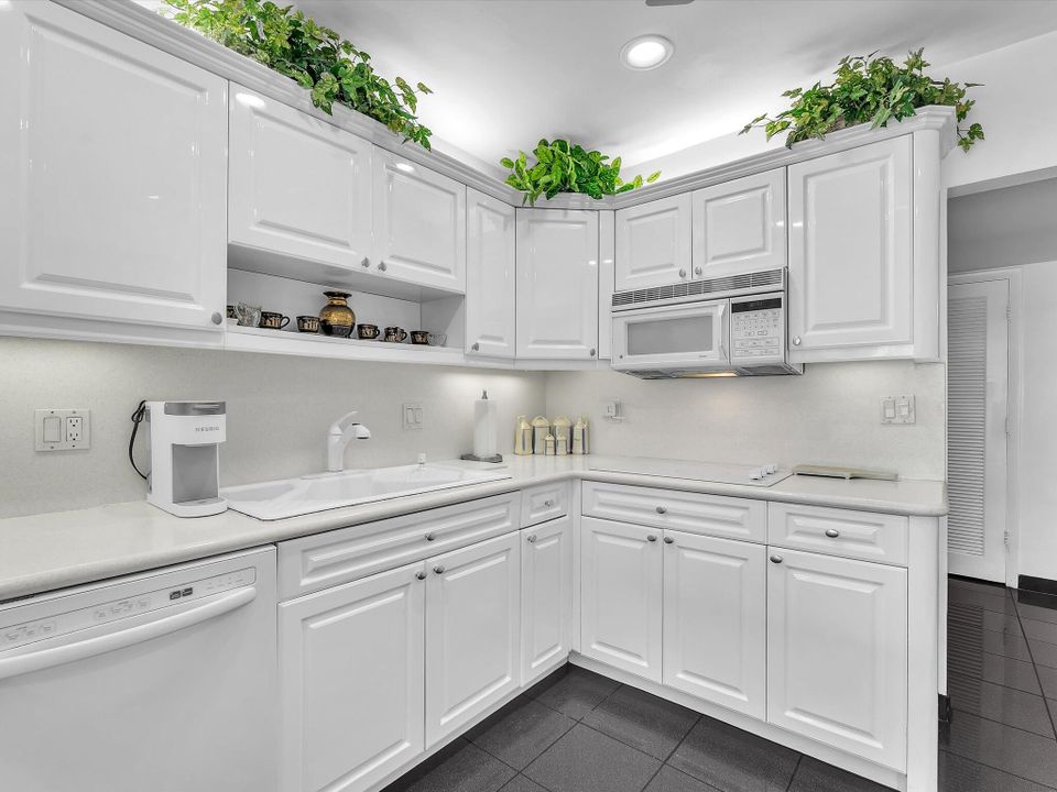 For Sale: $700,000 (3 beds, 2 baths, 3318 Square Feet)