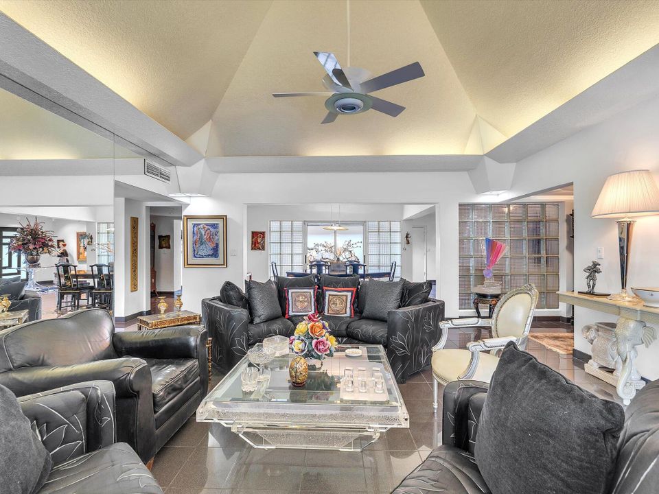 For Sale: $700,000 (3 beds, 2 baths, 3318 Square Feet)