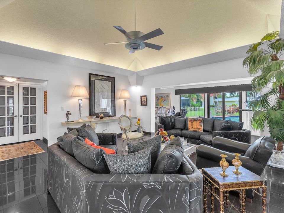 For Sale: $700,000 (3 beds, 2 baths, 3318 Square Feet)